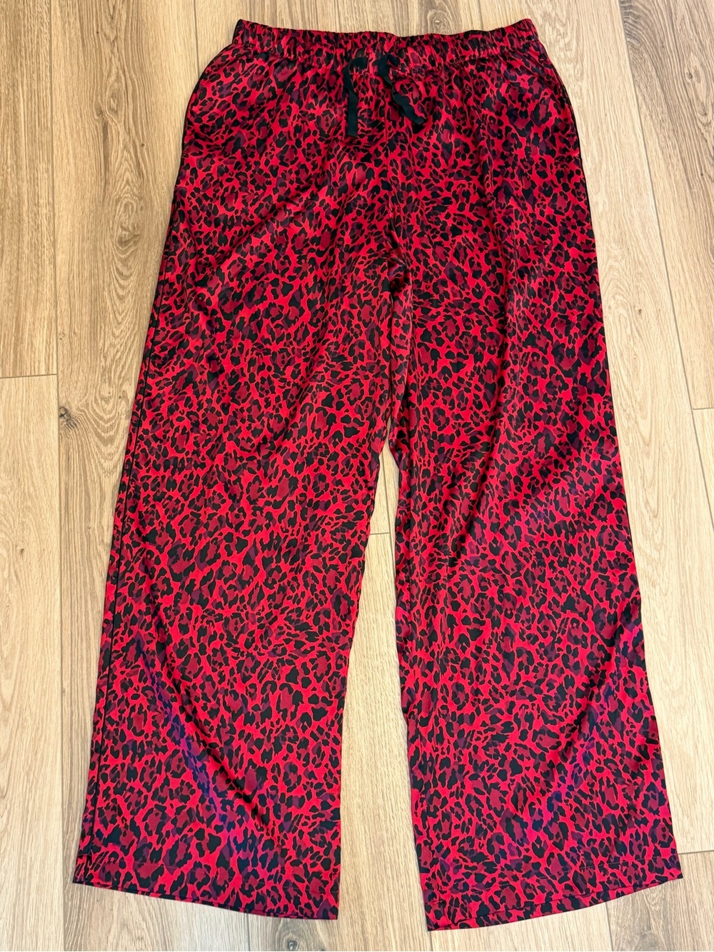 Victoria’s Secret Red Black Silky Feel Cheetah / Animal Print Pajama Set size M - Picture 10 of 12